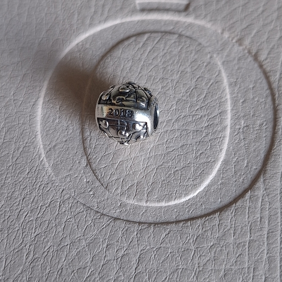 Pandora 2018 Club Charm with Diamond - Picture 6 of 11